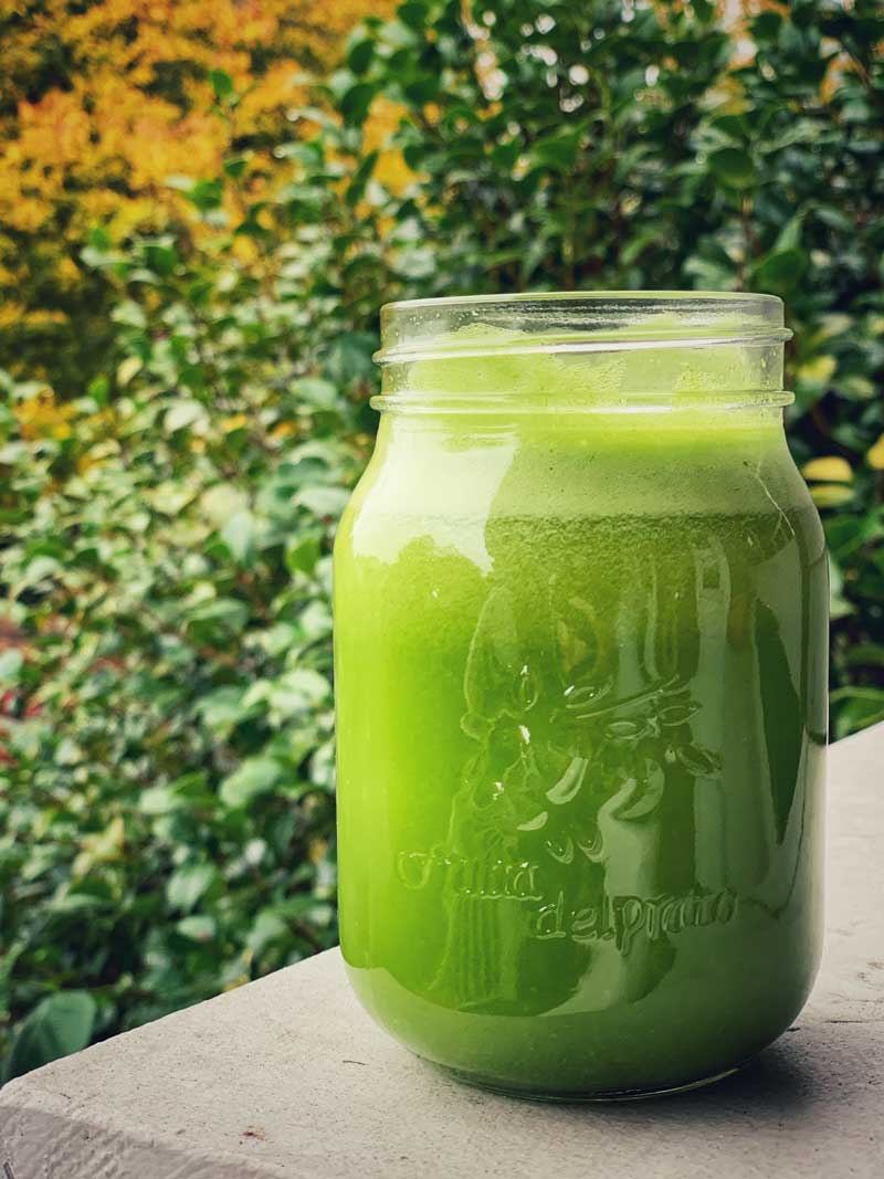 Green smoothie in mason jar