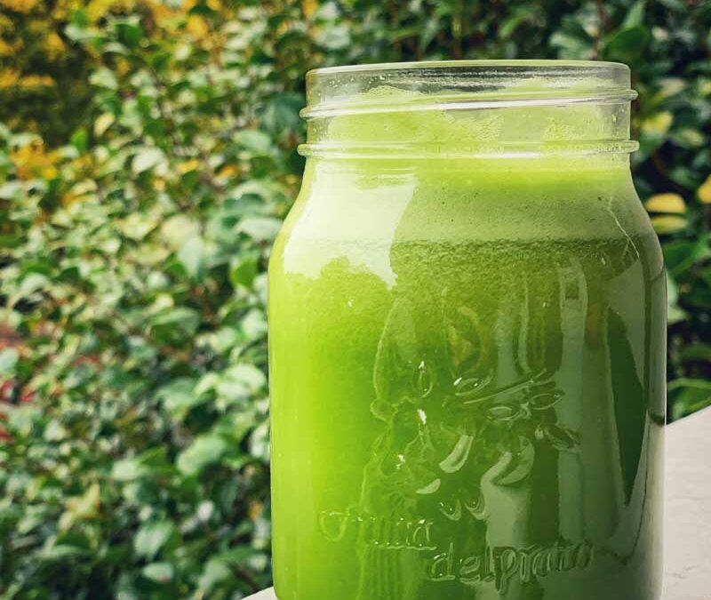 Green smoothie in mason jar